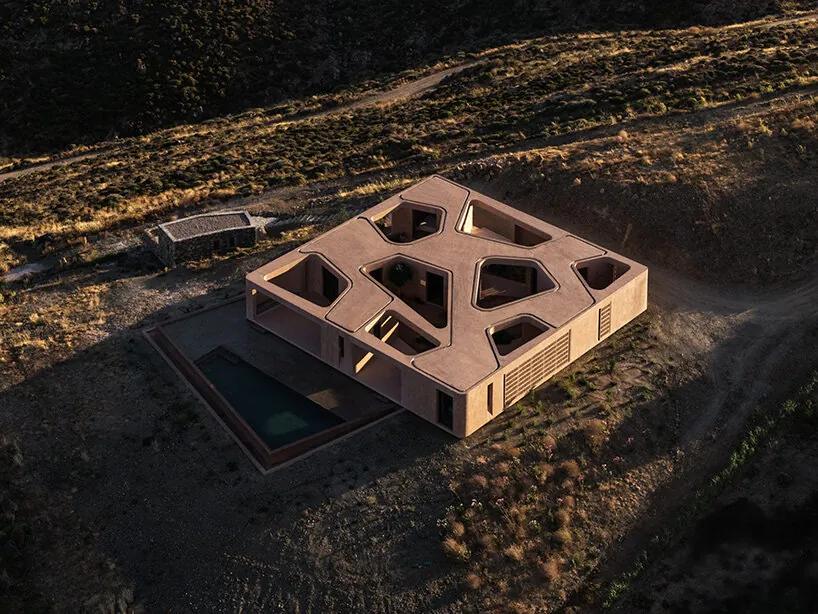 Семь дворов внутри квадратного дома: MOLD Architects завершили резиденцию на Серифосе